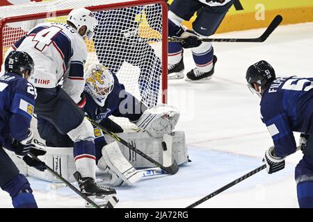 Tampere, Finlandia. 28th maggio 2022. Foalie della Finlandia Jussi Olkinuora (centro) in azione durante la semifinale dell'IIHF Ice Hockey World Championship 2022 partita Finlandia contro USA, 28 maggio 2022, Tampere, Finlandia. Credit: Michal Kamaryt/CTK Photo/Alamy Live News Foto Stock