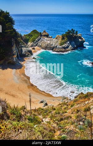 Baia sulla spiaggia con cascata in California Foto Stock