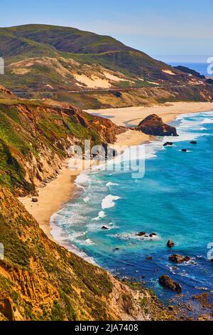 Incredibile costa occidentale con colorate onde oceaniche e spiagge sabbiose Foto Stock