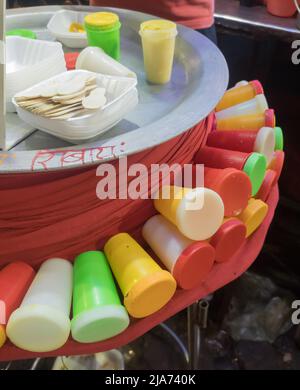 il kulfi è un dessert di caseificio congelato che è venduto in un mercato dell'india. contenitori colorati del kulfi tenuti fuori del piatto principale.questo dessert ha originato dentro Foto Stock