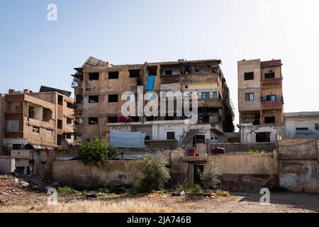 Darayya, Siria - Aprile 2022: Costruzione di rovine in città distrutta dopo la guerra civile siriana. Foto Stock