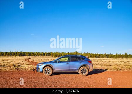 Blue Subaru Crosstrek sulla strada del deserto Foto Stock