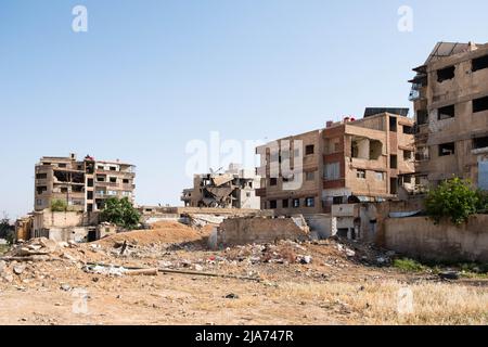 Darayya, Siria - Aprile 2022: Costruzione di rovine in città distrutta dopo la guerra civile siriana. Foto Stock