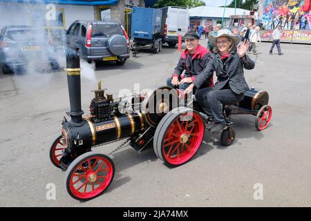 Castle Combe, Wilts, Regno Unito. 28th maggio 2022. Giornata di sole al Castle Combe Steam Rally. Questo è il Rally 35th ed è un evento di beneficenza a sostegno della carità di Jessie May. I motori di trazione e gli appassionati sono venuti da tutto il paese. Credit: JMF News/Alamy Live News Foto Stock