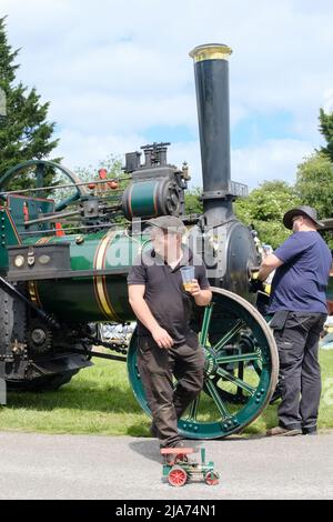 Castle Combe, Wilts, Regno Unito. 28th maggio 2022. Giornata di sole al Castle Combe Steam Rally. Questo è il Rally 35th ed è un evento di beneficenza a sostegno della carità di Jessie May. I motori di trazione e gli appassionati sono venuti da tutto il paese. Credit: JMF News/Alamy Live News Foto Stock