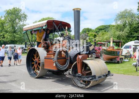 Castle Combe, Wilts, Regno Unito. 28th maggio 2022. Giornata di sole al Castle Combe Steam Rally. Questo è il Rally 35th ed è un evento di beneficenza a sostegno della carità di Jessie May. I motori di trazione e gli appassionati sono venuti da tutto il paese. Credit: JMF News/Alamy Live News Foto Stock