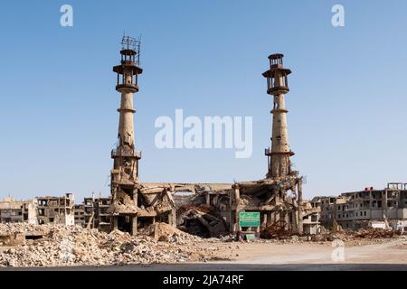 Darayya, Siria - Aprile 2022: Costruzione di rovine in città distrutta dopo la guerra civile siriana. Foto Stock