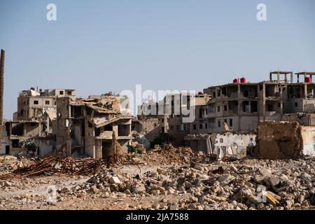 Darayya, Siria - Aprile 2022: Costruzione di rovine in città distrutta dopo la guerra civile siriana. Foto Stock