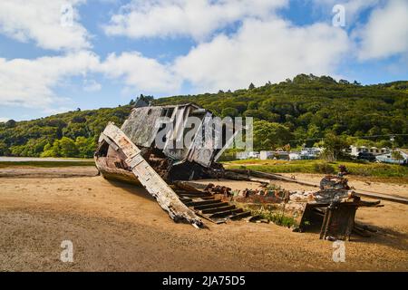 Retro del naufragio sulla spiaggia di sabbia che cade a pezzi Foto Stock