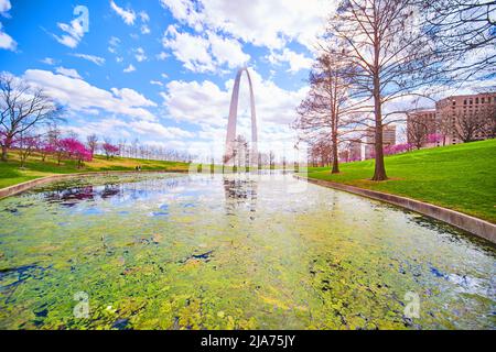 Gateway Arch dietro il bellissimo laghetto di alghe in primavera Foto Stock
