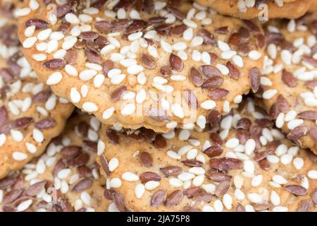 Sfondo di biscotti rotondi con semi di sesamo e lino Foto Stock