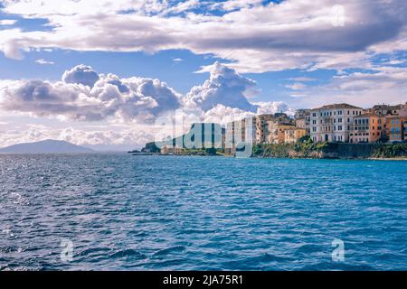 Isola di Corfu/Grecia- 7 maggio 2019: Paesaggio urbano di Kerkyra - baia di mare con acque turchesi calme, antica fortezza veneziana in pietra, vecchie case storiche, rocciose Foto Stock