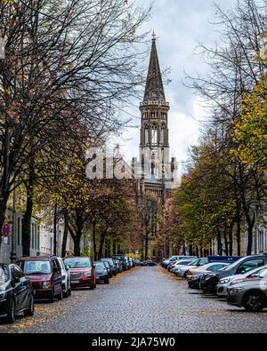 Esterno e campanile della chiesa protestante Sionskirche, la chiesa di Zion costruita in stile neoromantico con mattoni di terracotta. Sionskirchstrasse, Mitte, Berlino, Germania Foto Stock