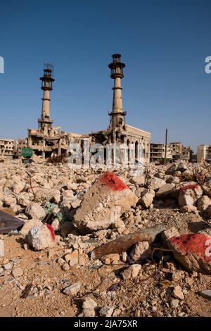 Darayya, Siria - Aprile 2022: Costruzione di rovine in città distrutta dopo la guerra civile siriana. Foto Stock