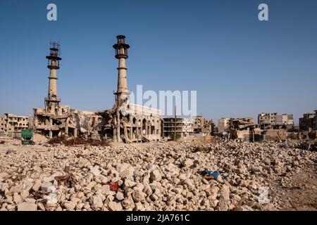 Darayya, Siria - Aprile 2022: Costruzione di rovine in città distrutta dopo la guerra civile siriana. Foto Stock