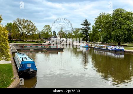 Barche a remi ormeggiate nel bacino del canale, Bancroft Gardens, Stratford-upon-Avon, Warwickshire, Inghilterra, Regno Unito. Foto Stock