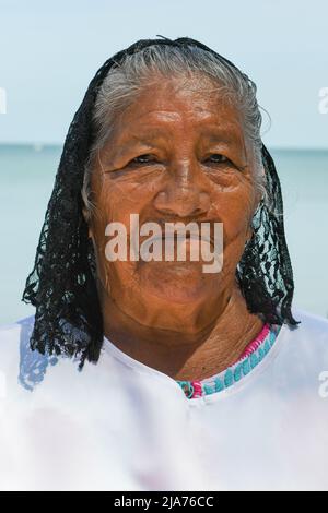 Donna cristiana maya, Campeche Messico Foto Stock