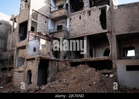 Darayya, Siria - Aprile 2022: Costruzione di rovine in città distrutta dopo la guerra civile siriana. Foto Stock