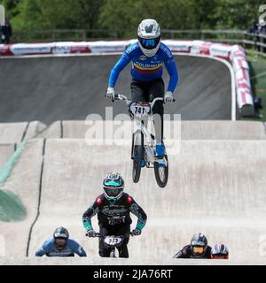 Glasgow, Regno Unito. 28th maggio 2022. La World BMX Racing World Cup si è svolta presso la pista BMX di Glasgow, Scozia, Regno Unito e ha attirato una lista internazionale di oltre 200 concorrenti da tutto il mondo. La competizione è un evento di due giorni e mostrerà i migliori atleti dello sport. Credit: Findlay/Alamy Live News Foto Stock