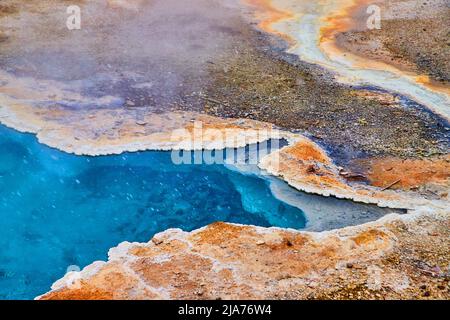 Particolare della sorgente di Yellowstone con acque blu profonde Foto Stock