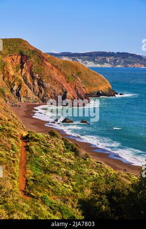 Bellissime spiagge oceaniche con sentieri escursionistici e colline Foto Stock