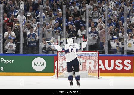 Tampere, Finlandia. 28th maggio 2022. T. J. Tynan degli Stati Uniti saluta i tifosi dopo le semifinali perdenti della partita Finlandia contro Stati Uniti durante il Campionato Mondiale di Hockey su ghiaccio IIHF 2022, 28 maggio 2022, Tampere, Finlandia. Credit: Michal Kamaryt/CTK Photo/Alamy Live News Foto Stock