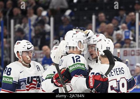 Tampere, Finlandia. 28th maggio 2022. Adam Gaudette degli Stati Uniti (2nd a destra) festeggia il terzo traguardo durante le semifinali dell'IIHF Ice Hockey World Championship 2022 che si disputano Finlandia contro Stati Uniti, 28 maggio 2022, Tampere, Finlandia. Credit: Michal Kamaryt/CTK Photo/Alamy Live News Foto Stock