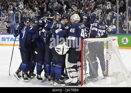 Tampere, Finlandia. 28th maggio 2022. I giocatori di hockey della Finlandia festeggiano una vittoria dopo le semifinali dell'IIHF Ice Hockey World Championship 2022 della Finlandia contro USA, Tampere, Finlandia, 28 maggio 2022. Credit: Michal Kamaryt/CTK Photo/Alamy Live News Foto Stock