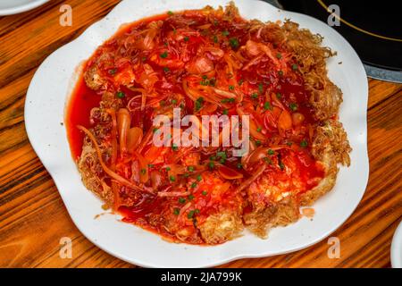 Un delizioso piatto guangxi cinese, uova fritte con cinque salici Foto Stock