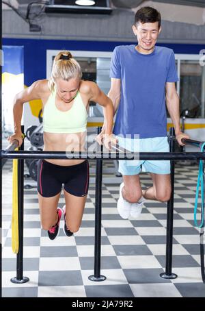 Coppia di esercizi push-up su barre Foto Stock