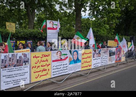 Londra, Regno Unito. 28th maggio 2022. La comunità anglo-iraniana e i sostenitori della resistenza iraniana (NCRI) protestano a sostegno delle proteste anti-regime in corso in Iran presso l'Ambasciata iraniana a Londra. Le proteste popolari sono aumentate per il rapido aumento dei prezzi, chiedendo aumenti delle pensioni e contro le disastrose politiche finanziarie iraniane e gli iraniani continuano a chiedere la fine della dittatura religiosa. Le proteste si sono svolte nelle città di tutto l’Iran nonostante la repressione da parte delle Guardie rivoluzionarie. Peter Marshall /Alamy Live News Foto Stock