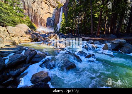 Primavera di inizio a Yosemite con fiumi sgranati e arcobaleno da Yosemite Lower Falls Foto Stock