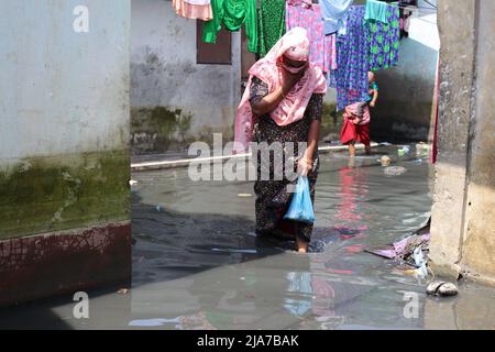 Sylhet, Bangladesh. 24th maggio 2022. Donna che attraversa l'acqua sporca a Sylhet, Bangladesh. L'acqua flood flash entra nelle case della città di Sylhet a causa dell'aumento del livello dell'acqua nei fiumi Surma e Kushiyara. (Credit Image: © Pinu Rahman/Pacific Press via ZUMA Press Wire) Foto Stock