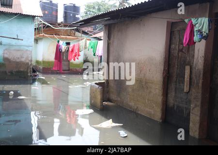 Sylhet, Bangladesh. 24th maggio 2022. L'acqua di inondazione lampo entra nelle case della città di Sylhet a causa dell'aumento del livello dell'acqua nei fiumi Surma e Kushiyara. (Credit Image: © Pinu Rahman/Pacific Press via ZUMA Press Wire) Foto Stock