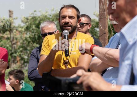 Napoli, Italia. 28th maggio 2022. Giovanni Russo, direttore di Masseria Antonio Esposito Ferraioli, durante il suo discorso alla mobilitazione annunciata a causa delle minacce estorsioni ricevute e per sottolineare che il bivio autostradale per raggiungere l'Ikea di Africola, dovrà essere costruito in un'area diversa per garantire la sopravvivenza della proprietà confiscata. Credit: Independent Photo Agency/Alamy Live News Foto Stock