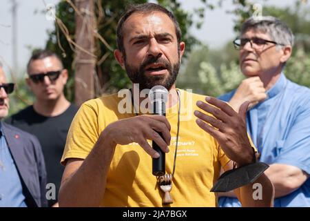 Napoli, Italia. 28th maggio 2022. Giovanni Russo, direttore di Masseria Antonio Esposito Ferraioli, durante il suo discorso alla mobilitazione annunciata a causa delle minacce estorsioni ricevute e per sottolineare che il bivio autostradale per raggiungere l'Ikea di Africola, dovrà essere costruito in un'area diversa per garantire la sopravvivenza della proprietà confiscata. Credit: Independent Photo Agency/Alamy Live News Foto Stock