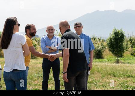 Napoli, Italia. 28th maggio 2022. Mobilitazione lanciata il 28 maggio 2022 da Masseria Antonio Ferraioli di Africola dopo le minacce estorsioni ricevute e per sottolineare che lo svincolo autostradale per raggiungere l'Ikea di Africola dovrà essere costruito in un'area diversa per garantire la sopravvivenza dei beni confiscati. Credit: Independent Photo Agency/Alamy Live News Foto Stock