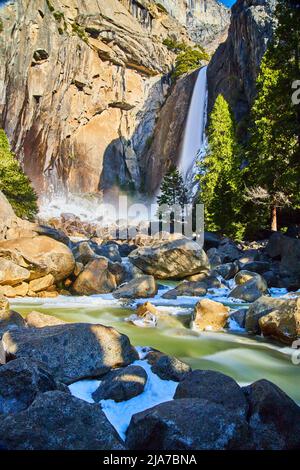 Fiumi ghiacciati dalle Lower Yosemite Falls nel Parco Nazionale Foto Stock