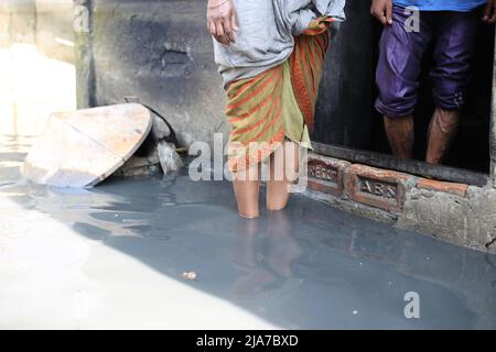 Sylhet, Bangladesh. 24th maggio 2022. L'acqua di inondazione lampo entra nelle case della città di Sylhet a causa dell'aumento del livello dell'acqua nei fiumi Surma e Kushiyara. (Credit Image: © Pinu Rahman/Pacific Press via ZUMA Press Wire) Foto Stock