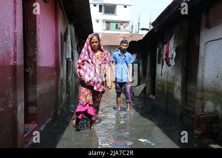 Sylhet, Bangladesh. 24th maggio 2022. Persone che attraversano acqua sporca in Sylhet, Bangladesh. L'acqua di inondazione flash entra nelle case della città di Sylhet a causa dell'aumento del livello dell'acqua nei fiumi Surma e Kushiyara. (Credit Image: © Pinu Rahman/Pacific Press via ZUMA Press Wire) Foto Stock