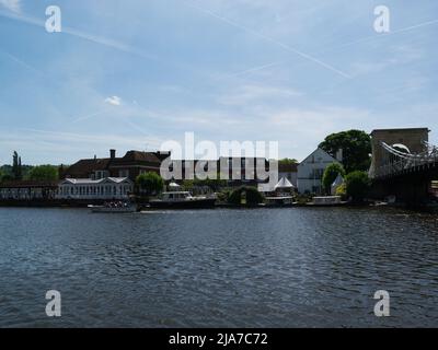 Vista sul Tamigi fino all'hotel Compleat Angler a lato del ponte sospeso Marlow Buckinghamshire Inghilterra UK nella soleggiata giornata di maggio Foto Stock