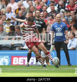 Londra, Regno Unito. 28th maggio 2022. Harry Smith of Wigan Warriors segna un'inversione di tendenza per il 6-6 durante la partita finale della Betfred Challenge Cup tra Huddersfield Giants e Wigan Warriors al Tottenham Hotspur Stadium, Londra, Inghilterra, il 28 maggio 2022. Foto di Ken Sparks. Solo per uso editoriale, licenza richiesta per uso commerciale. Nessun utilizzo nelle scommesse, nei giochi o nelle pubblicazioni di un singolo club/campionato/giocatore. Credit: UK Sports Pics Ltd/Alamy Live News Foto Stock