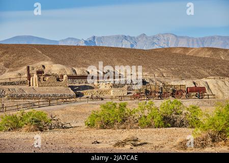 Harmony Borax opere in Death Valley deserto sito storico circondato da montagne Foto Stock