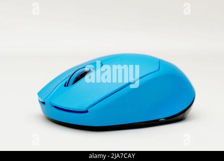 Mouse moderno per computer su sfondo bianco. Mouse wireless Foto Stock