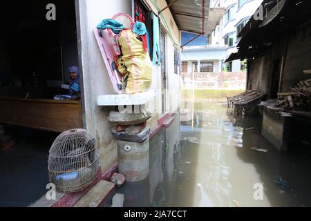 Sylhet, Bangladesh. 24th maggio 2022. L'acqua di inondazione lampo entra nelle case della città di Sylhet a causa dell'aumento del livello dell'acqua nei fiumi Surma e Kushiyara. (Credit Image: © Pinu Rahman/Pacific Press via ZUMA Press Wire) Foto Stock