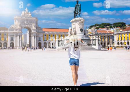 Una donna turistica in un tour panoramico attraverso Lisbona, Portogallo Foto Stock