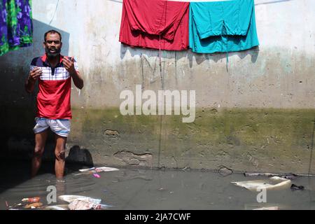 Sylhet, Bangladesh. 24th maggio 2022. Un uomo in piedi di fronte alla sua acqua ha registrato casa a Sylhet, Bangladesh. L'acqua di alluvione flash entra nelle case della città di Sylhet a causa dell'aumento del livello dell'acqua nei fiumi Surma e Kushiyara. (Credit Image: © Pinu Rahman/Pacific Press via ZUMA Press Wire) Foto Stock