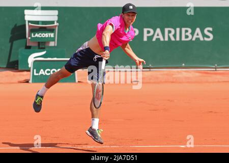 28th maggio 2022; Roland Garros, Parigi, Francia: Torneo Open di tennis francese: Mackenzie McDonald (USA) serve a Jannik sinner (ITA) Foto Stock