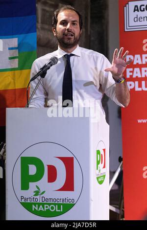 Napoli, Italia. 27th maggio 2022. Marco Sarracino, segretario del PD di Napoli, durante il suo discorso alla conferenza "Napoli libera dalla Camorra" tenutasi il 27 maggio 2022 presso il Domus Ars Center for Music and Culture di Napoli. Credit: Independent Photo Agency/Alamy Live News Foto Stock