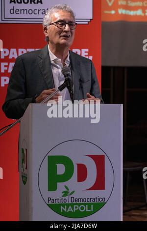 Napoli, Italia. 27th maggio 2022. Franco Roberti, deputato PD, durante il suo discorso alla conferenza "Napoli libera dalla Camorra" tenutasi il 27 maggio 2022 presso il Domus Ars Center for Music and Culture di Napoli. Credit: Independent Photo Agency/Alamy Live News Foto Stock